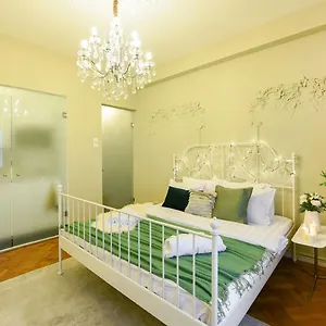 Cozy Overlooking The Old Town Bucureşti